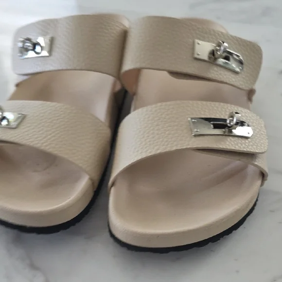 Elegant Cream Sandals with Silver Accents - Picture 4 of 7